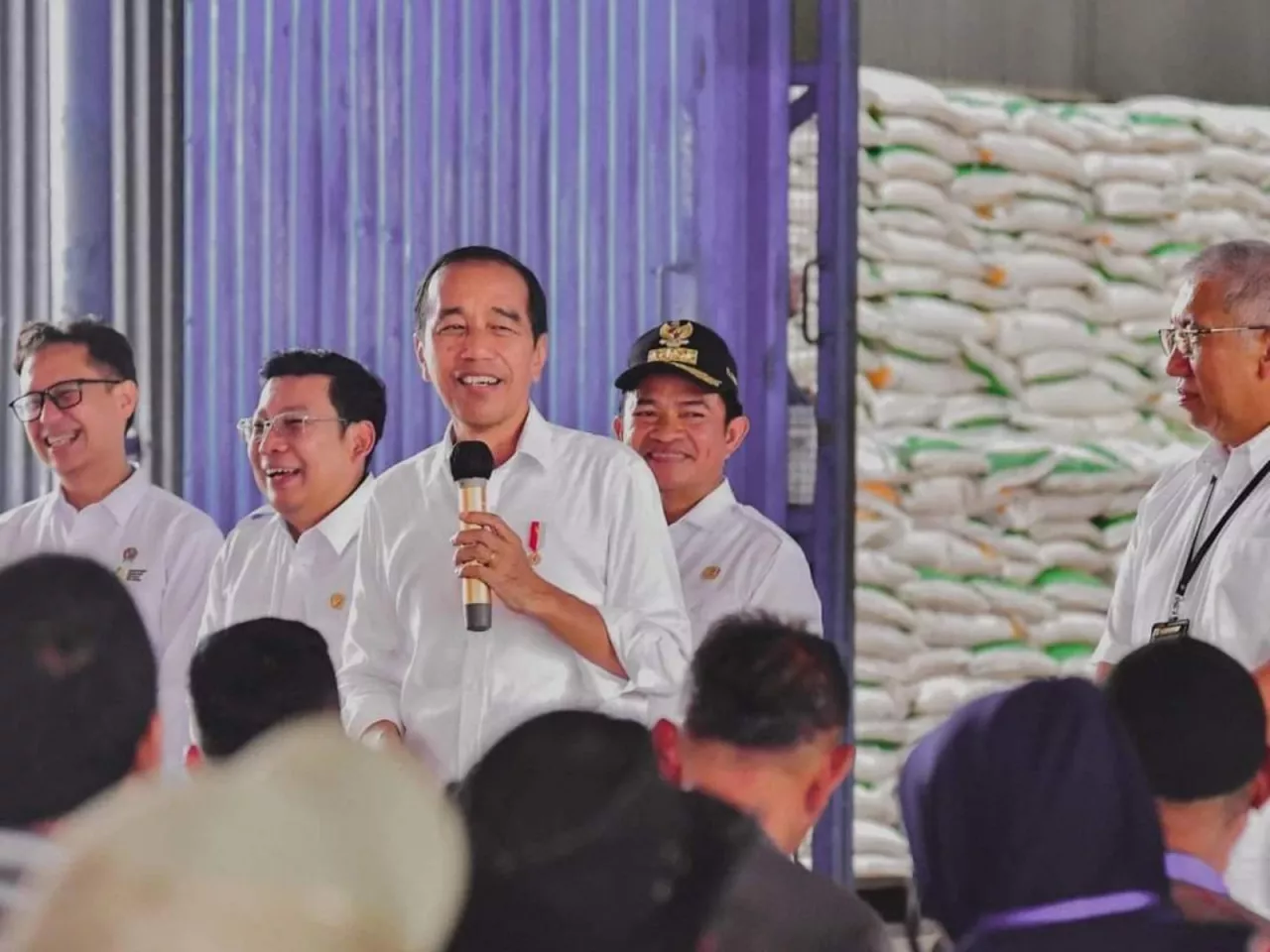 Bagikan Beras CBP di Sumut, Jokowi Mengaku Sulit Produksi Karena Kondisi Iklim