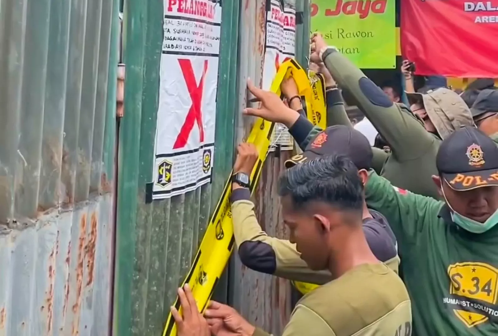 Tidak Sesuai IBM, Satpol PP Surabaya Segel Lahan Bongkar Muat Sayur di Jl Pandegiling 137