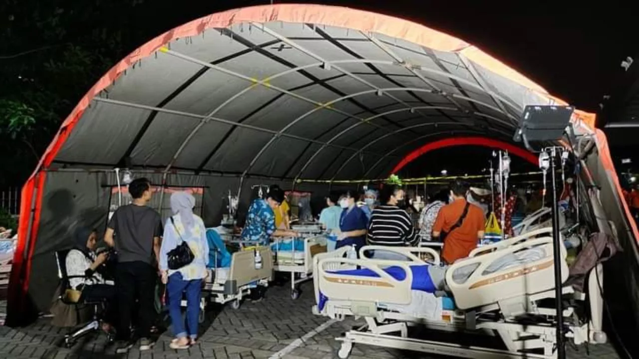 Gempa Susulan Mengguncang Jatim 58 Kali, Surabaya Bangun Tenda Rumah Sakit Darurat