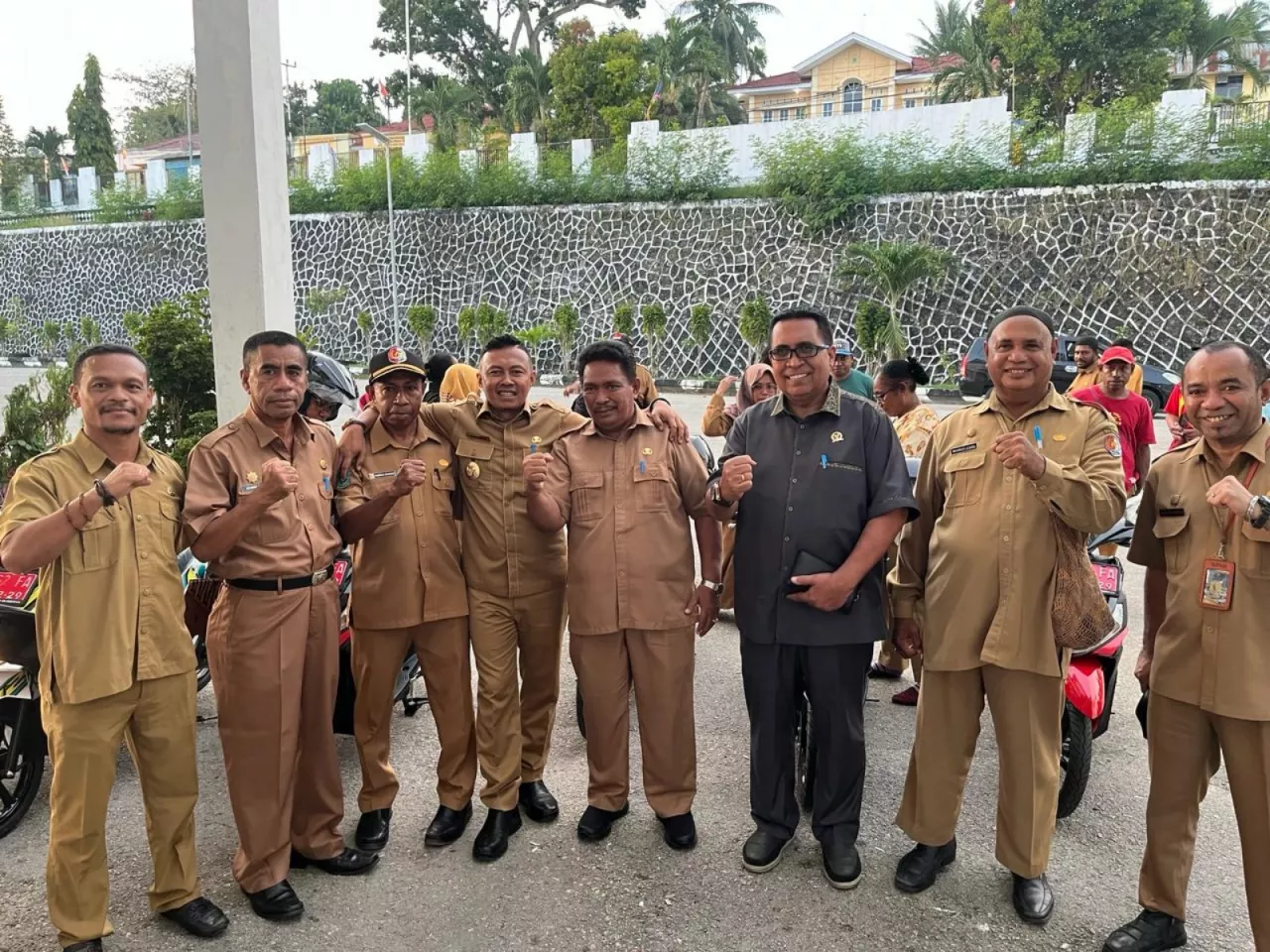 Bupati Fakfak Serahkan Bantuan Kendaraan Operasional untuk Guru