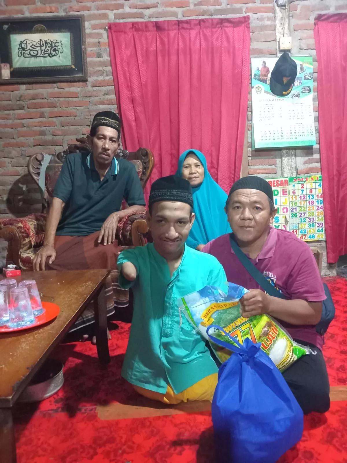 Bantuan Sembako untuk Ikhsan, Remaja Penuh Semangat di Jembrana