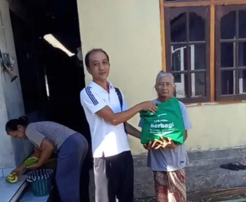Newsyess Bagi Sembako untuk Lansia di Selatnyuhan Bangli