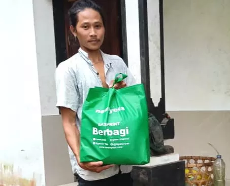 Bantuan Sembako Menembus Bukit Pule, Dibagikan untuk I Made Gunawan
