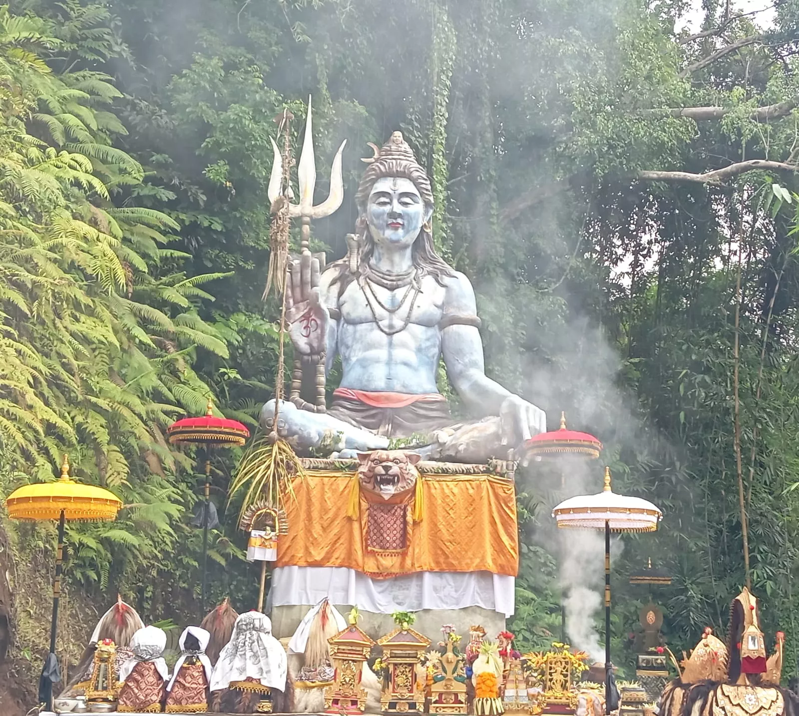 500 Tahun Menunggu, Warga Desa Suwat Berhasil Wujudkan Melasti di Pura Beji Siwa Melahangge
