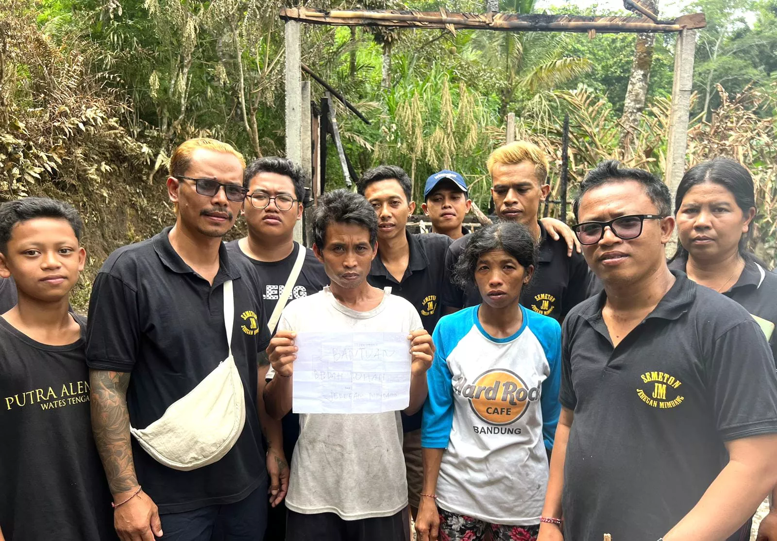 Semeton Jeregan Mimbang Bantu Bedah Rumah Adik Ni Ketut Ayu Perbrianti yang Terkena Musibah
