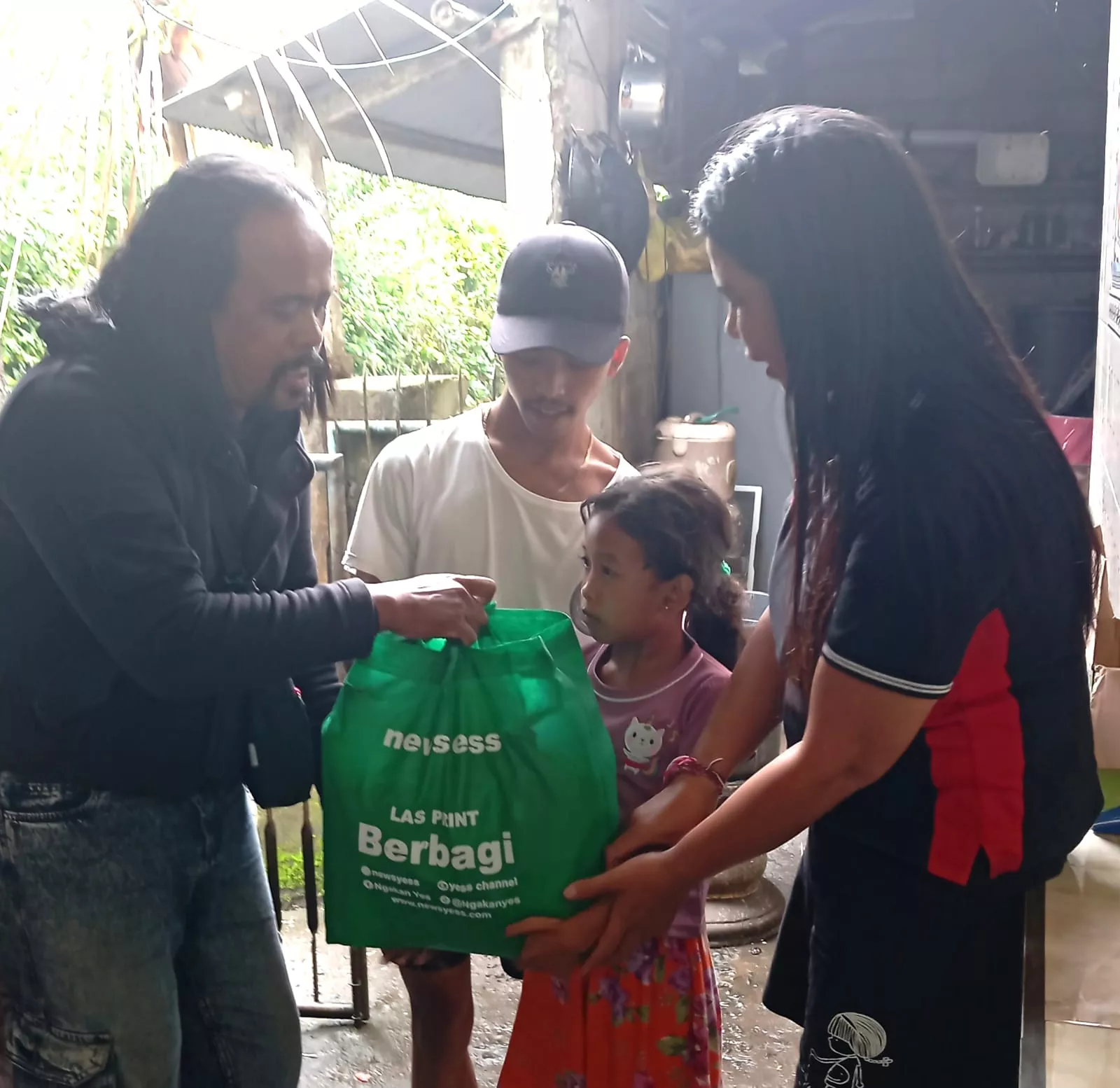PT SMS dan Kelian Dinas Bantu Korban Kebakaran di Banjar Dimes Dalem Desa Duda