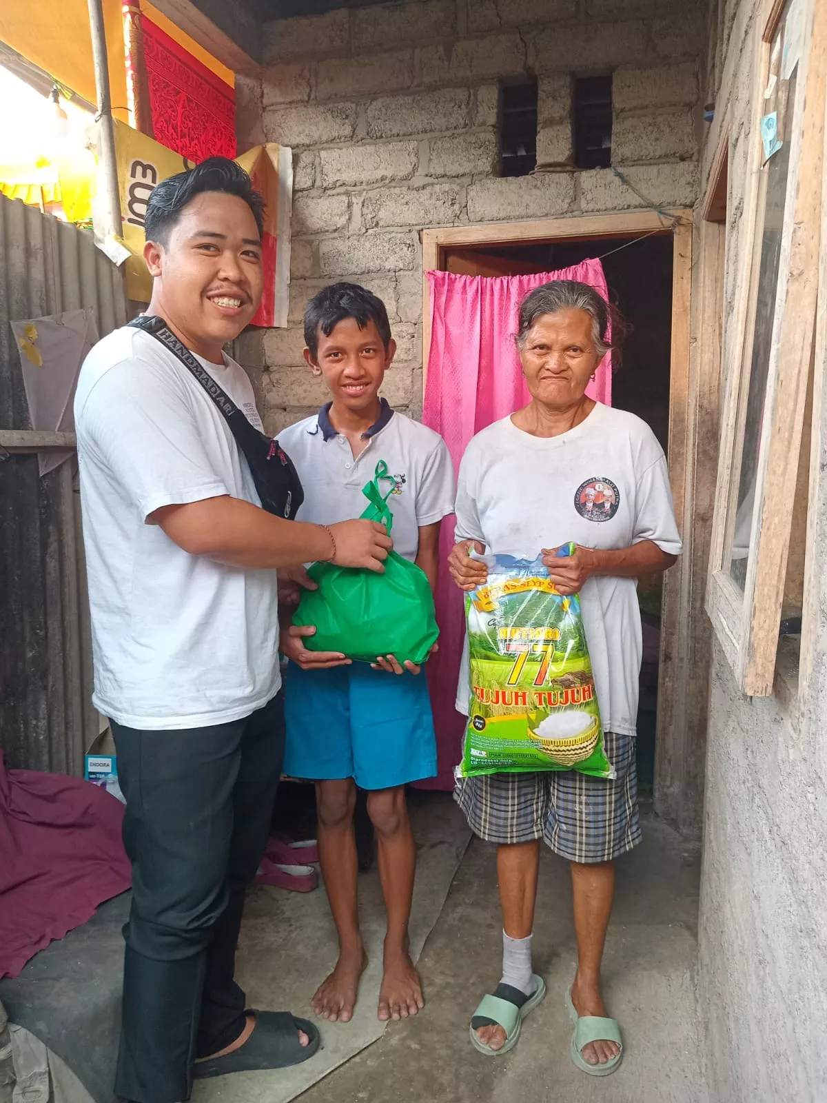 Bantuan Paket Sembako Menyapa Putu Adi Wiguna, Anak Berkebutuhan Khusus di Jembrana