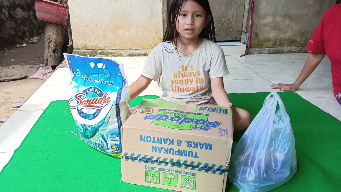 PT. SMS Menyebarkan Kebaikan kepada Kakak Beradik di Desa Banjar Telugtug Sibetan, Karangas