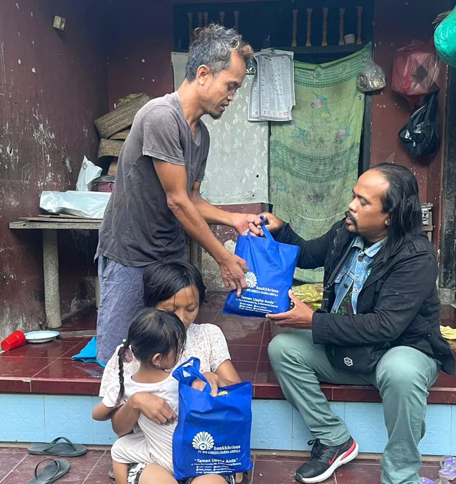 PT SMS Bersama BPR Khrisna Darma Adipala Berbagi Sembako Keluarga Wayan Gunastra Penderita Polio