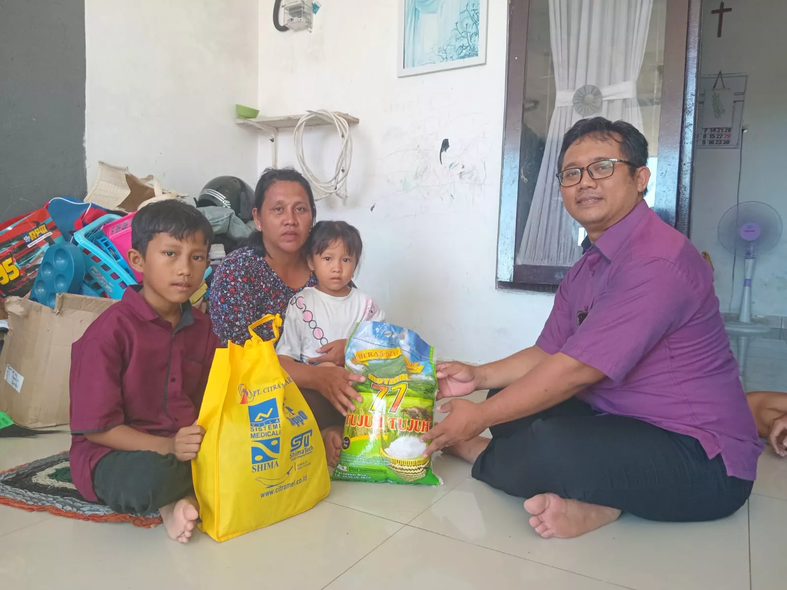 SMS Berbagi Bagi Sembako ke Ibu Komang Ayu Suarniti dan Keluarga