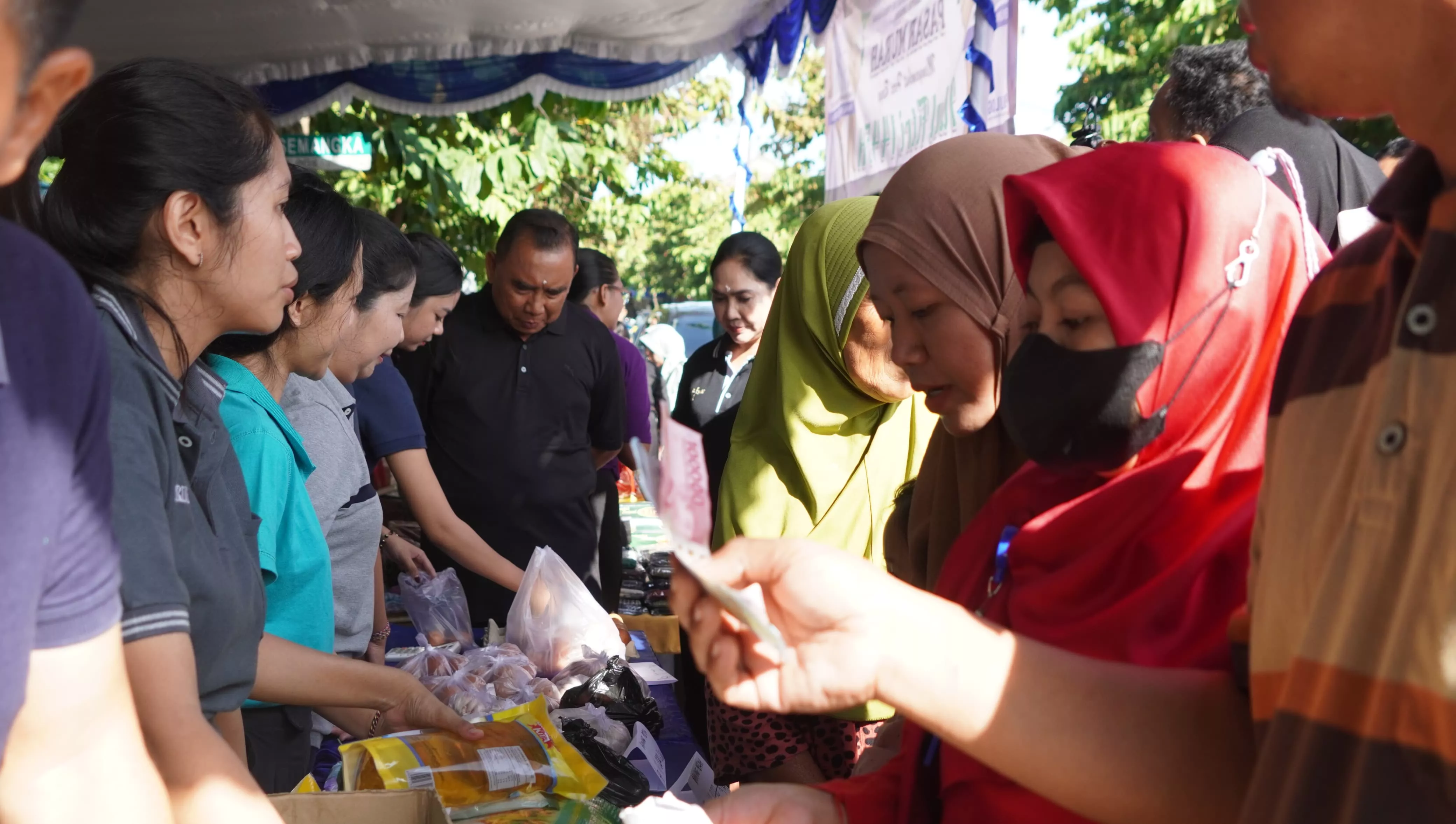 Pasar Murah Diskoperindag Diserbu Warga Loloan Barat Jembrana