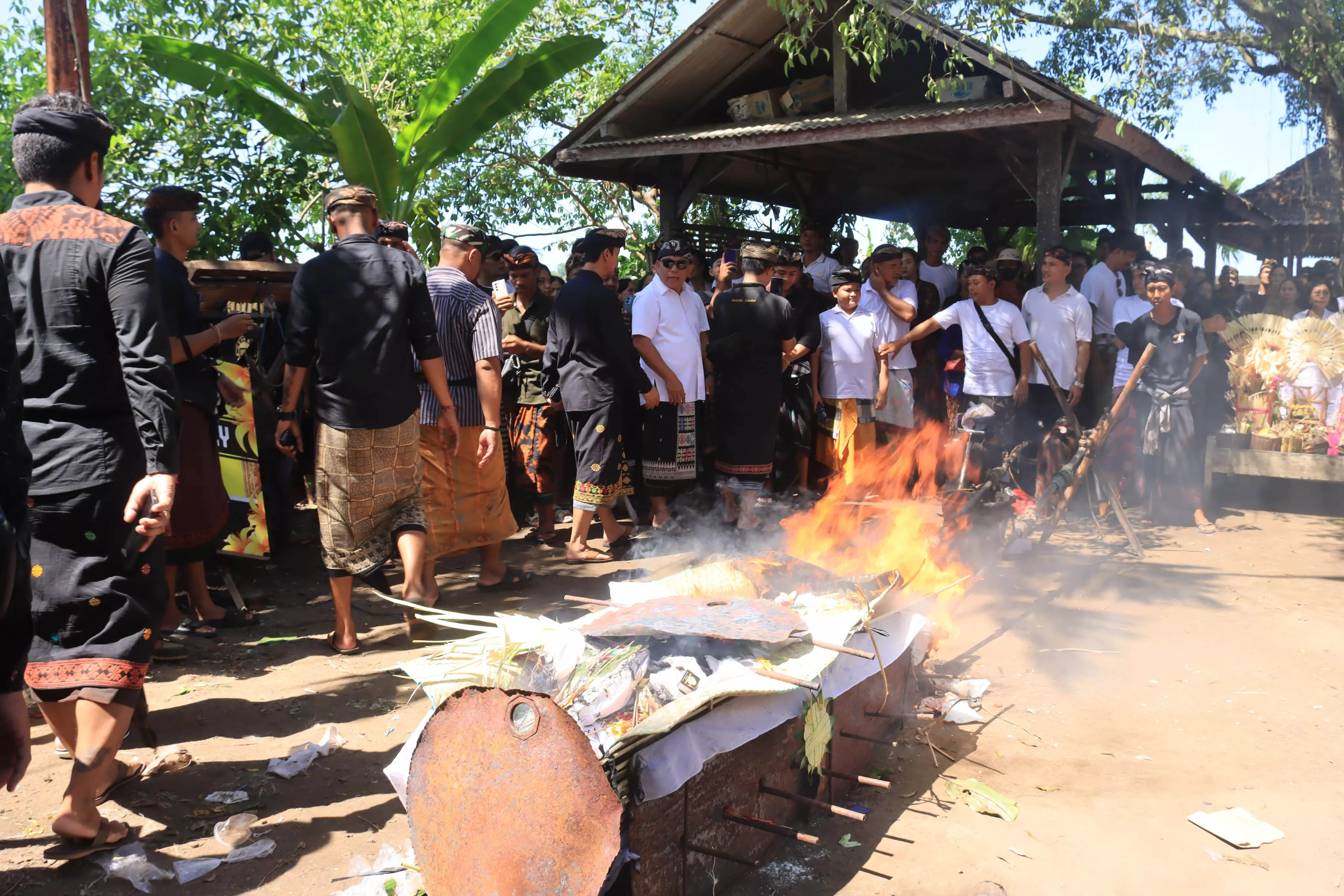 Sampaikan duka mendalam, Bupati Tamba hadiri Pelebon (Pengabenan) Putra Kedua Wabup Jembrana