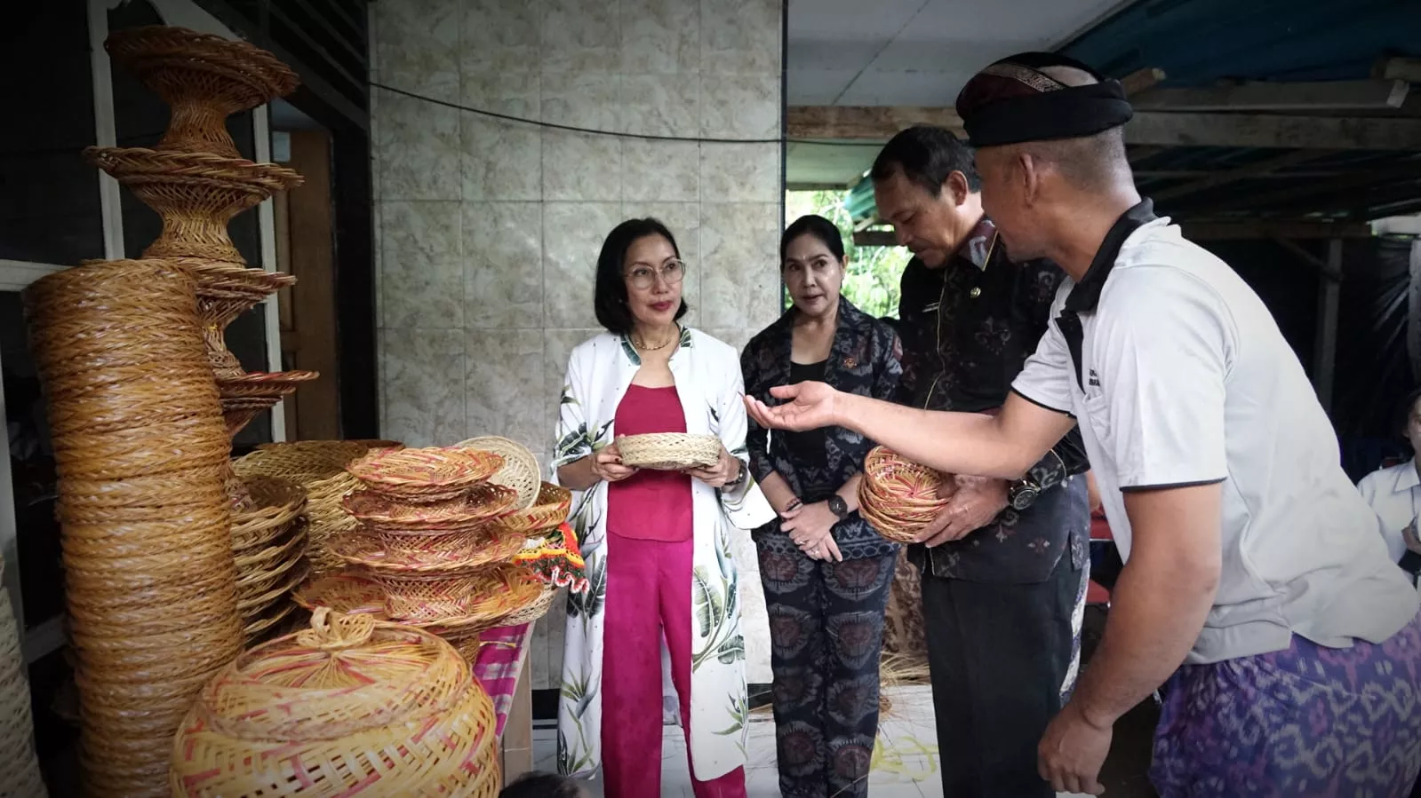 Ny Candrawati Tamba dampingi PJ Ketua Dekranasda Bali Kunjungi Pengerajin IKM Jembrana