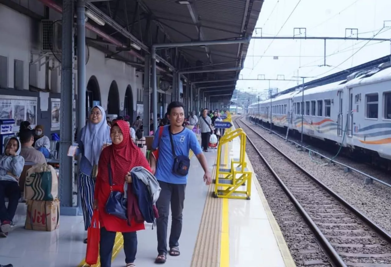 KAI Operasikan KA Tambahan untuk Memenuhi Permintaan Mudik Lebaran yang Masih Tinggi