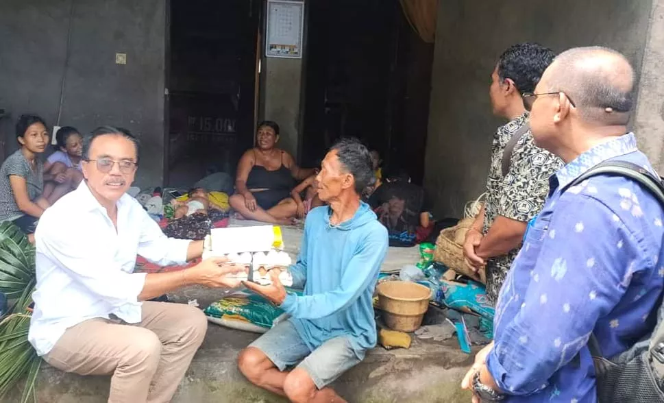 Kebersamaan BKS LPD Karangasem Bantu Keluarga Korban Kebakaran di Saren Kauh