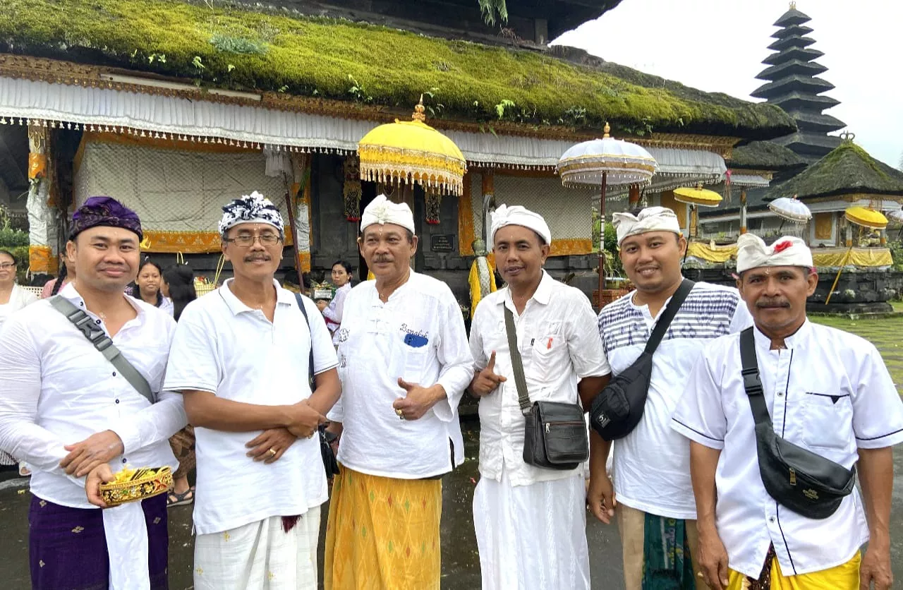 PT BPR Sari Jaya Sedana Gelar Persembahyangan di Pura Besakih untuk Kesejahteraan dan Keselamatan