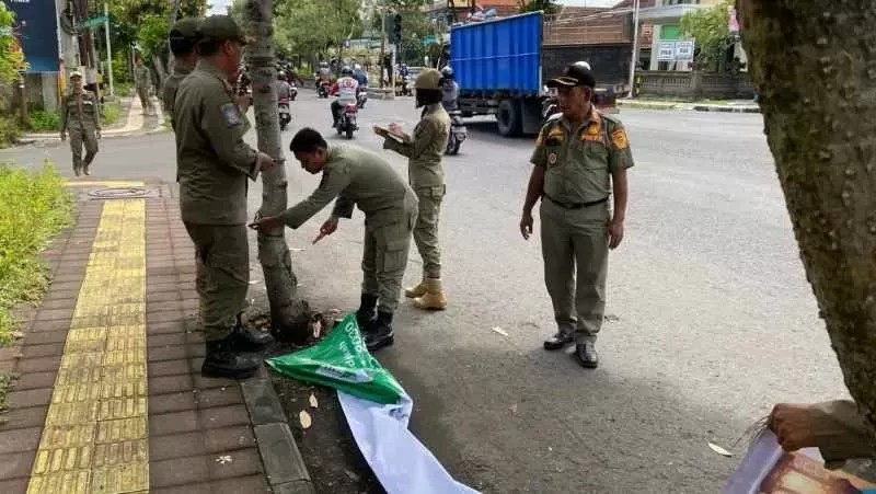 Satpol PP Jembrana Tertibkan Puluhan Reklame yang Melanggar Aturan Jelang Arus Mudik Lebaran