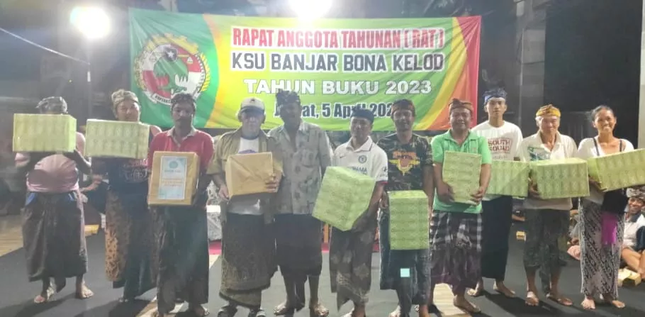 KSU Banjar Bona Kelod Berbagi Beras Sebanyak 2.7 Ton dan Bingkisan Sembako kepada Anggota Koperasi