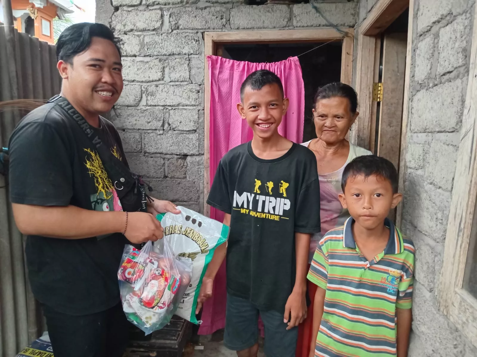 Menyinari Kebaikan PT SMS Berbagi Kembali untuk Putu Adi Wiguna Anak Berkebutuhan Khusus di Jembrana