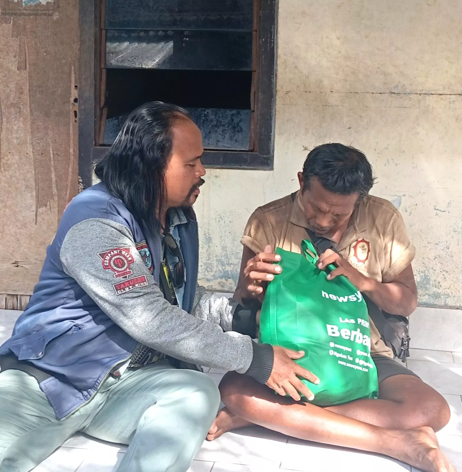 PT Sinar Mahardika Sentosa Bagikan Bantuan Sembako pada Made Jana