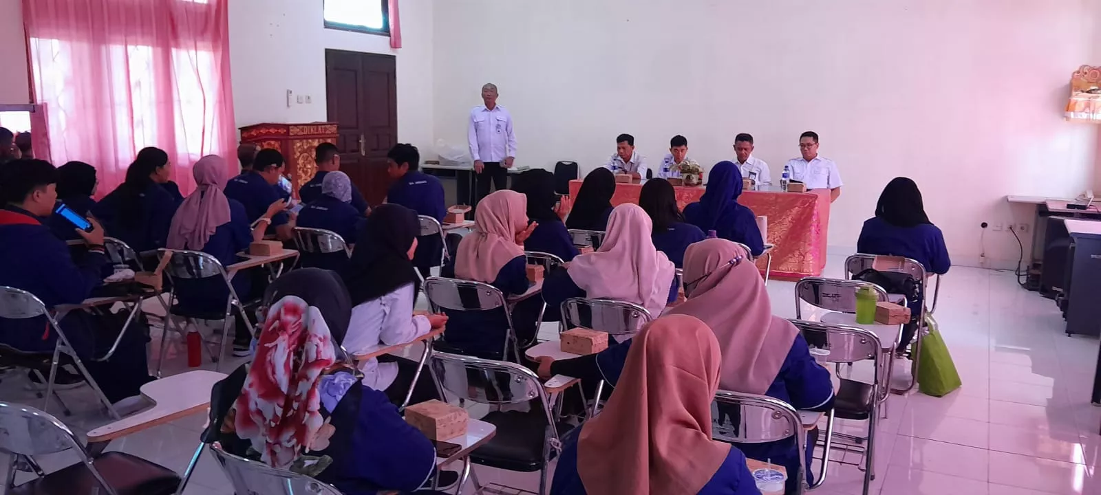 Kepala UPTD BLK Jembrana Menutup Secara Resmi Program Pelatihan Garmen Apparel dan Desain Grafis