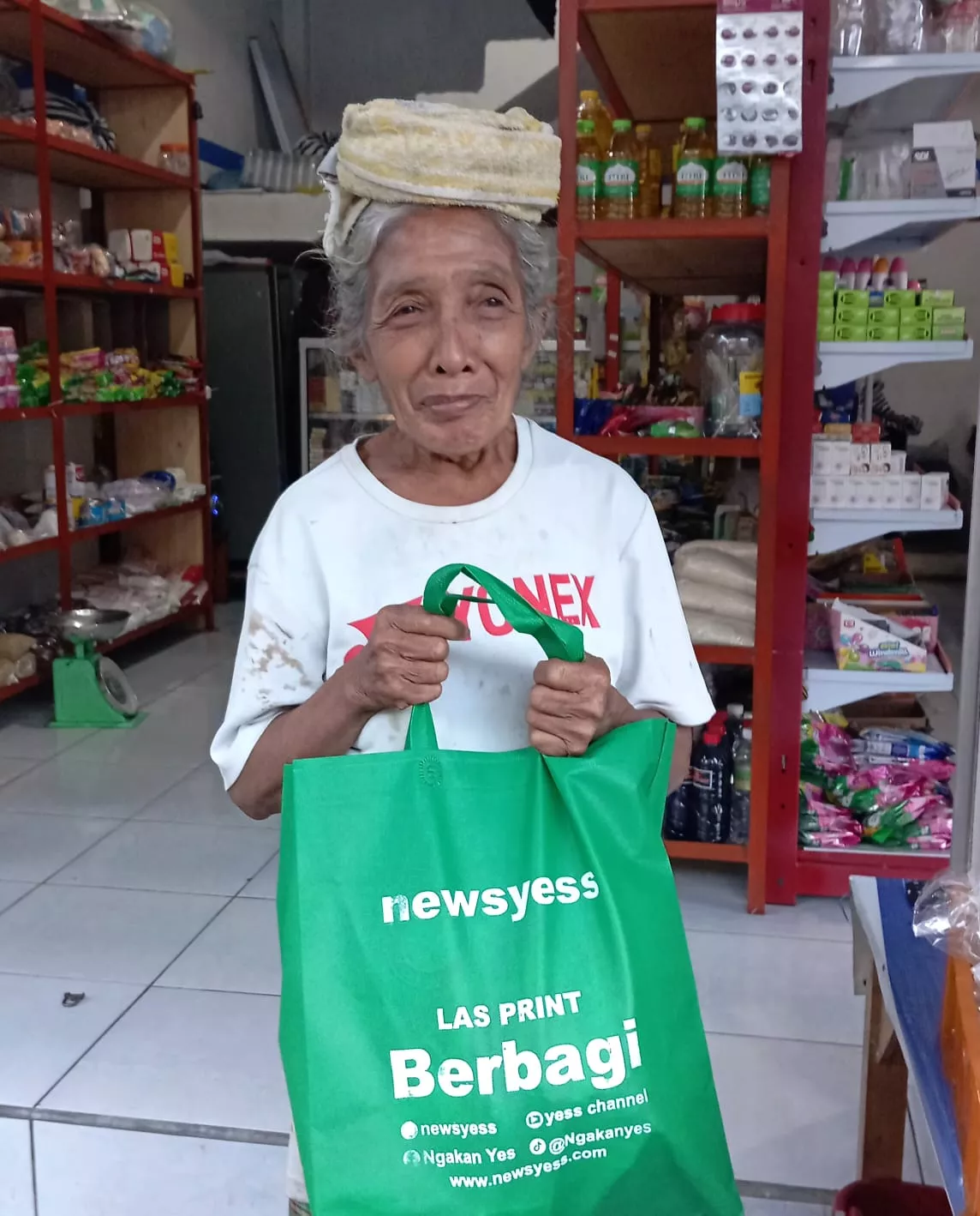 "Kesepian Terobati, Cahaya Kebaikan Menghampiri Dadong Landri dengan Bantuan Sembako"