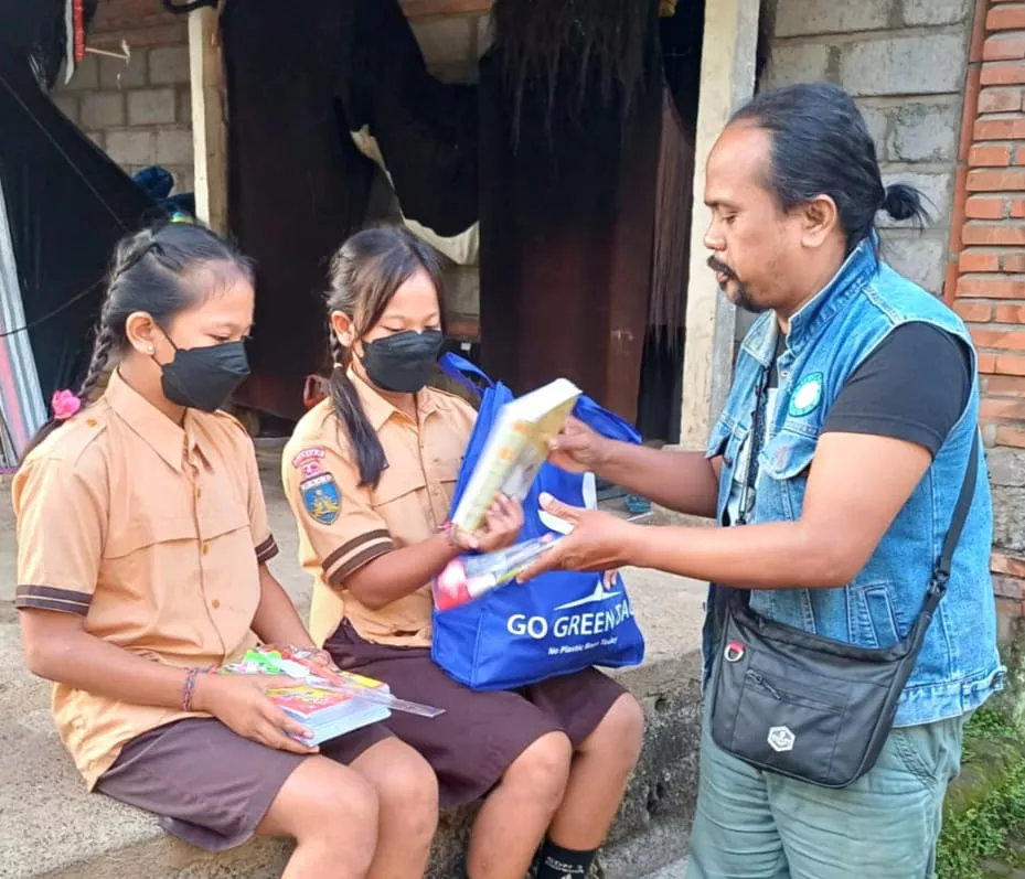 Tekad Ibu Tegar, Dibantu PT SMS dan Bank Surya, Antar Anak Yatim Piatu Raih Mimpi