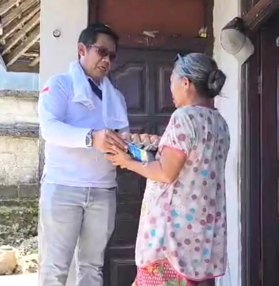 Anggota DPRD Klungkung Jro Gunaksa Bagi-bagi Sembako kepada Masyarakat Kurang Mampu di Kab Klungkung