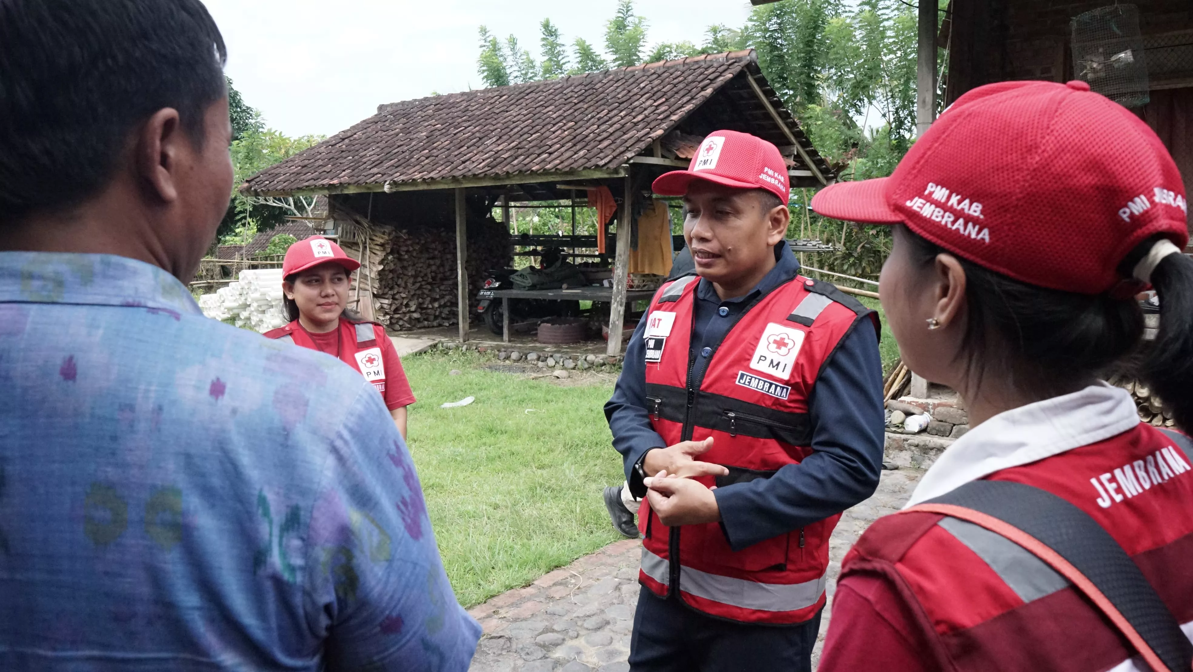 PMI Jembrana Salurkan Bantuan Pipanisasi kepada Kelompok Air Bersih Merta Jati