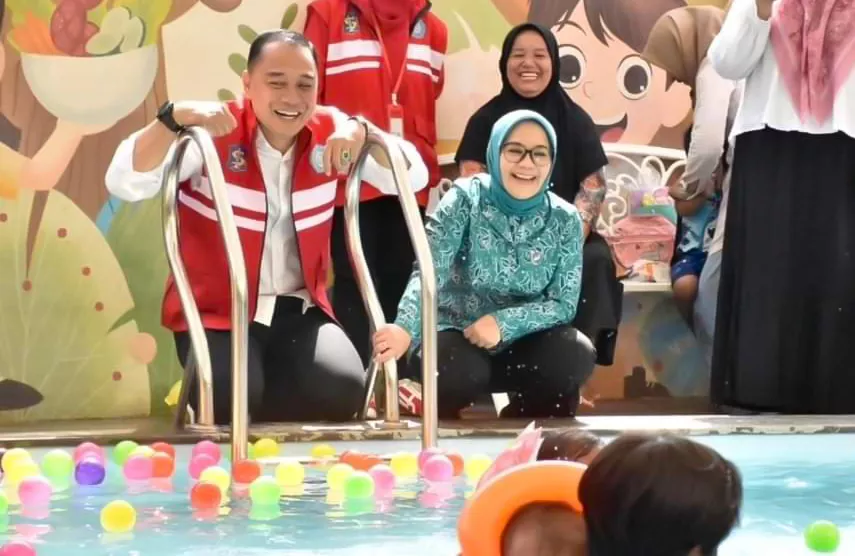 Eri Cahyadi dan Bunda Rini Launching Kolam Renang Tirta Bunda untuk Anak Stunting