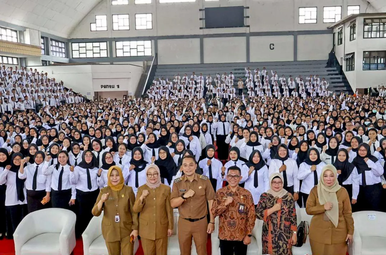 Wali Kota Surabaya Eri Cahyadi Serahkan SK Pegawai Pemerintah Perjanjian Kerja PPPK