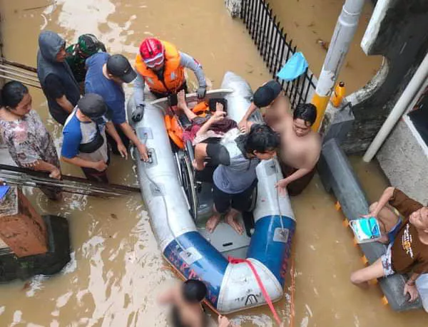 Diguyur Hujan Lebat Ibu Kota Banjir, Pemadam Jakarta Terjunkan 3 Personel Evakuasi Lansia