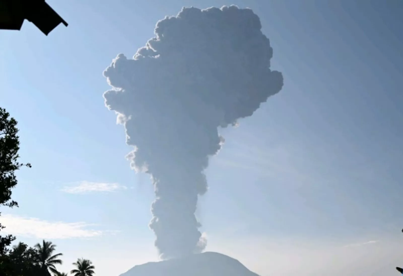 Halmahera Barat Waswas, Badan Geologi Kementerian ESDM Naikkan Siaga Gunung Ibu ke Level IV