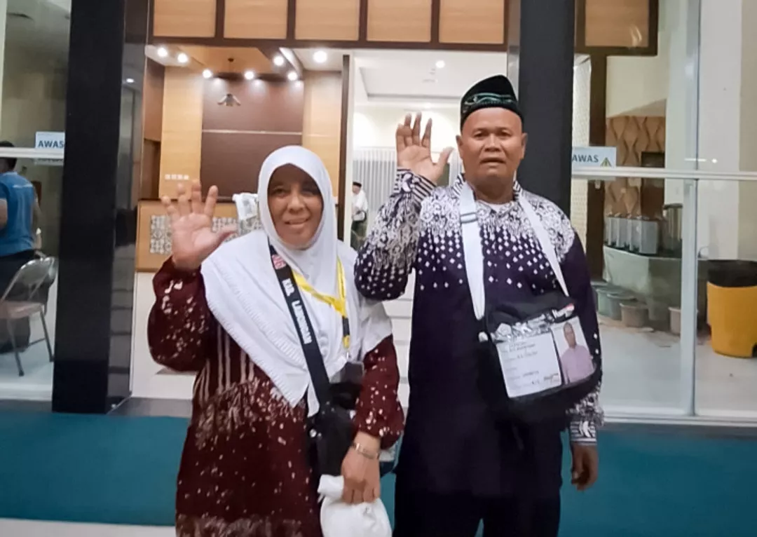 Pencari Rumput Asal Lamongan Wujudkan Impian Istri Naik Haji Setelah 19 Tahun Menabung