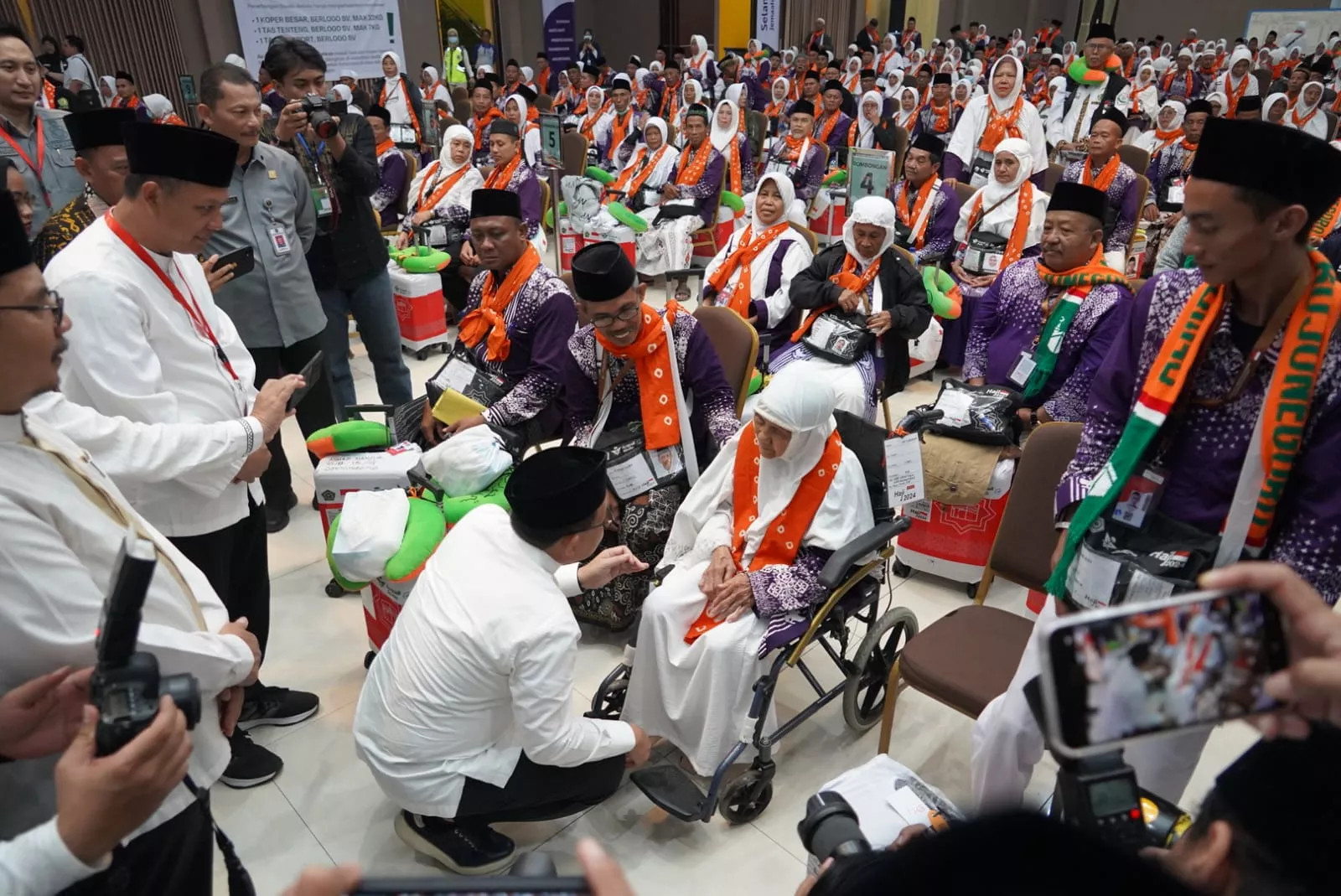 Lepas Jemaah Haji Kloter 1, Adhy Karyono Apresiasi Layanan Fast Track di Bandara Juanda 