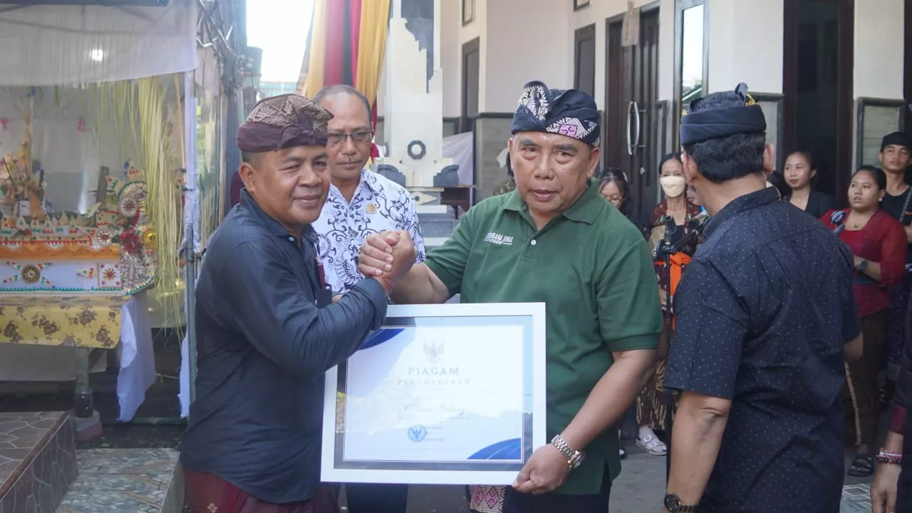 Bupati Tamba Beri Penghargaan Tokoh Pendidikan Hindu di Jembrana