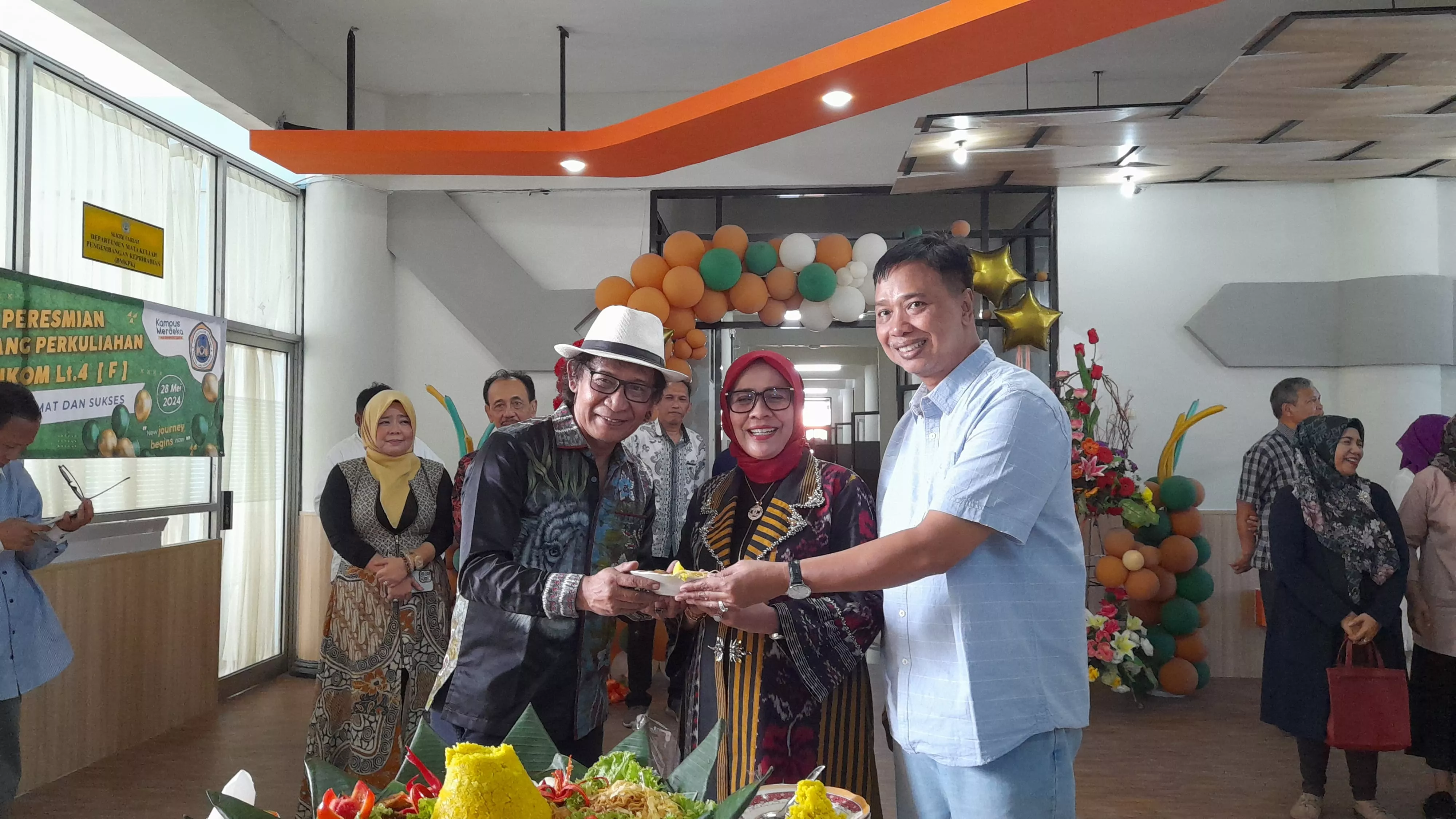 Fikom Unitomo Upgrade Ruang Perkuliahhan, Mahasiswa Siap-siap Betah
