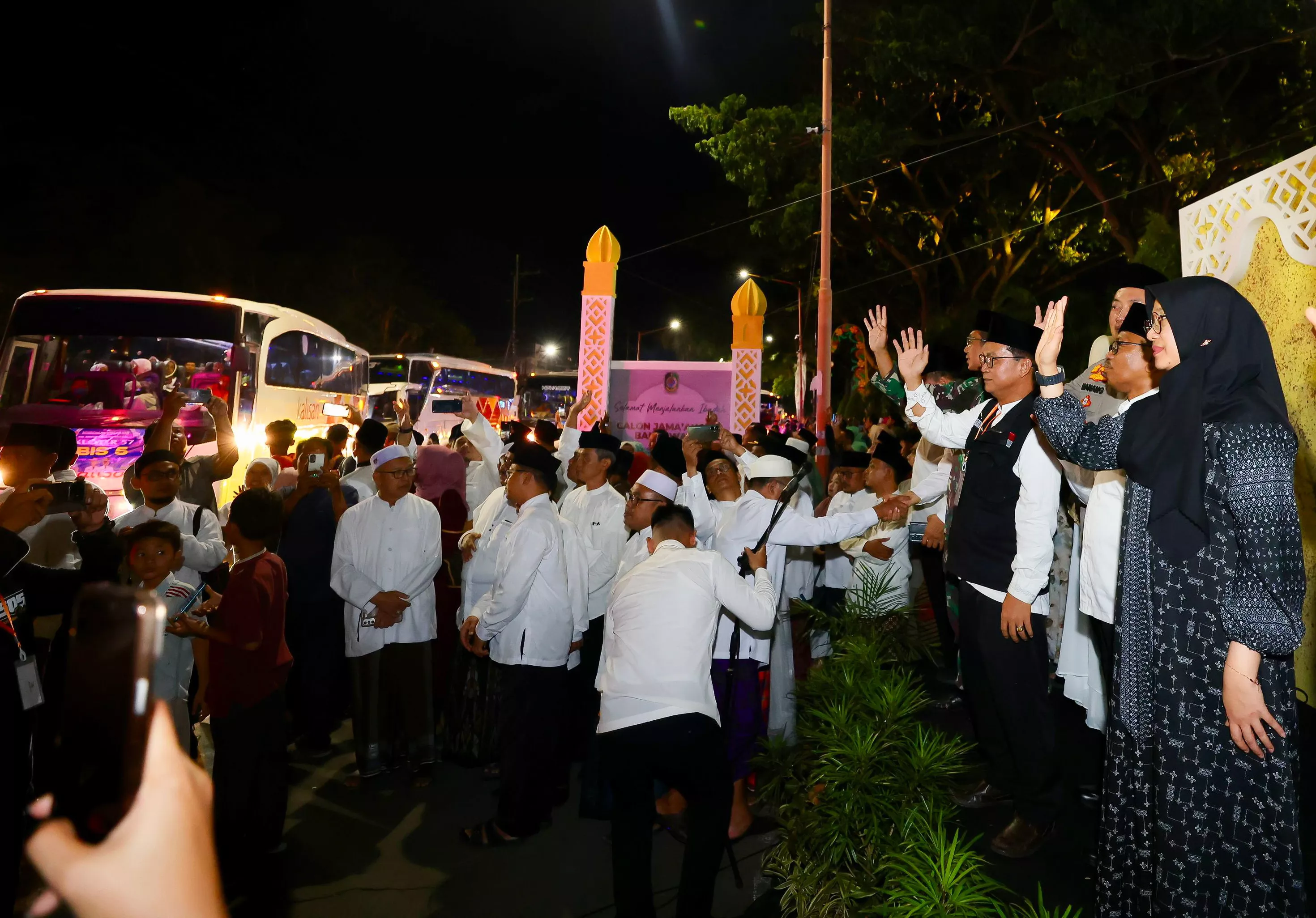 Bupati Banyuwangi Ipuk Fiestiandani Lepas 1.238 Jamaah Haji ke Tanah Suci