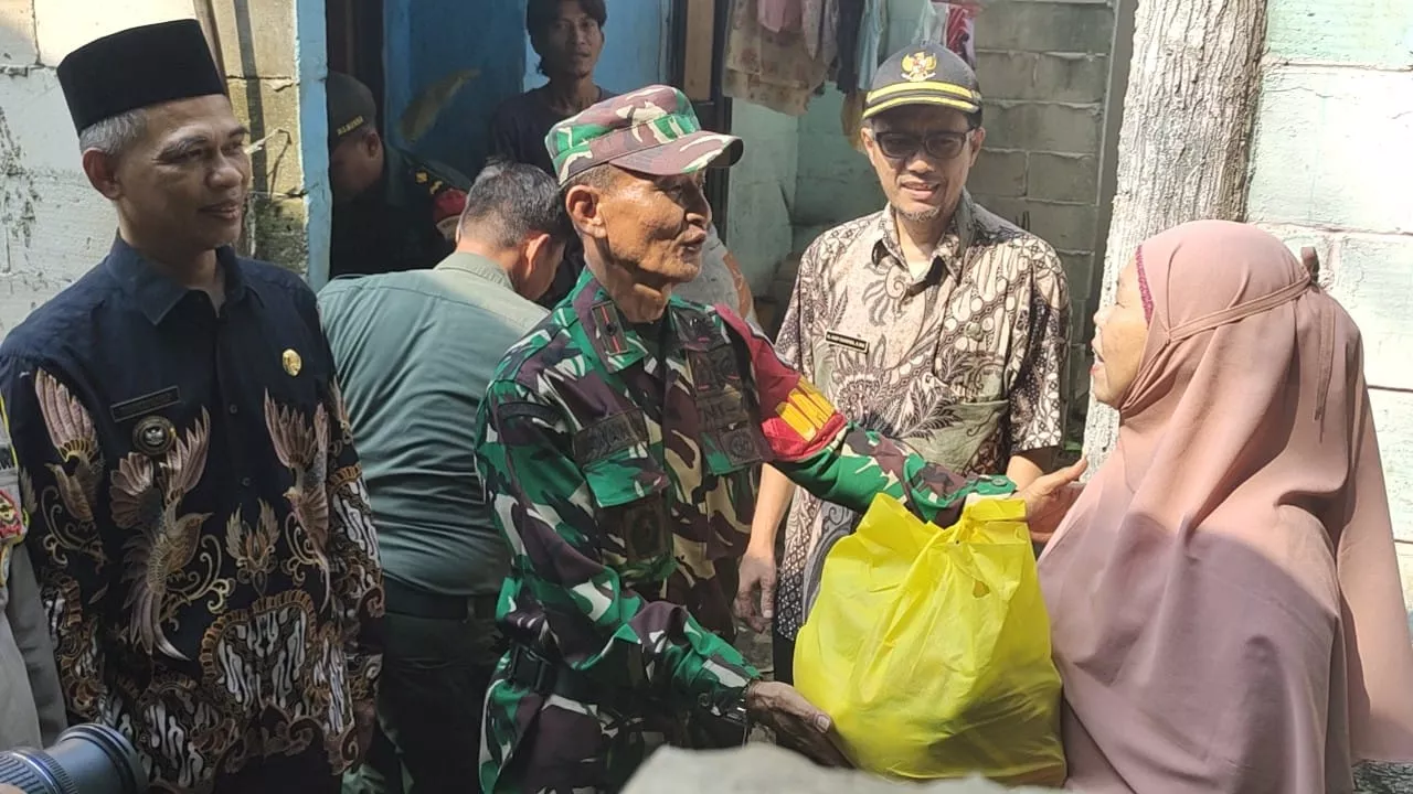 Video Viral Kelaparan di Medsos, Koramil O4 Bojong Gede Tanggapi dengan Bagi Sembako