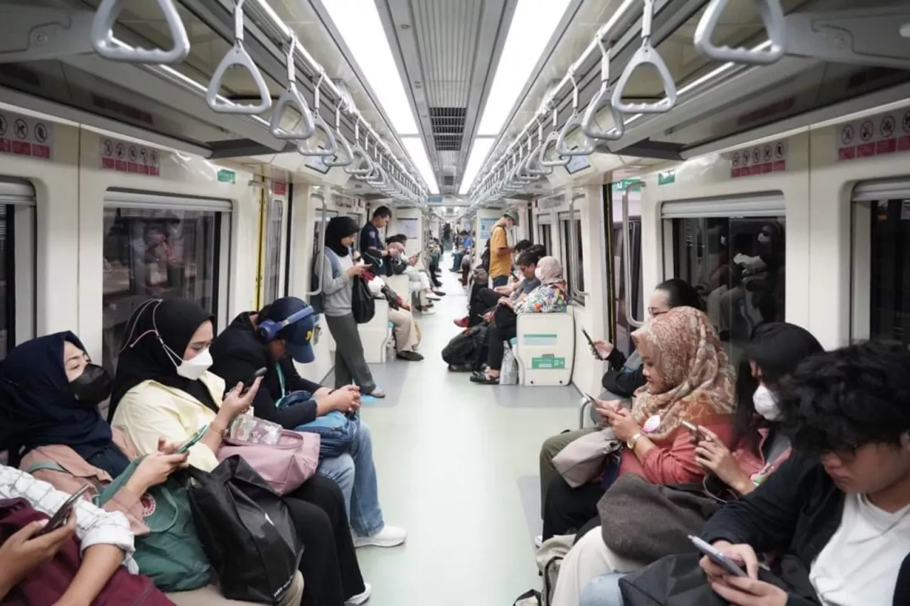 Belum Genap Setahun Beroperasi, LRT Jabodebek Telah Layani 10 Juta Penumpang