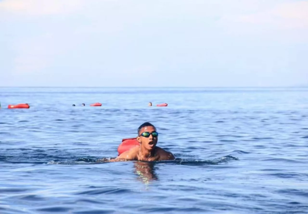 Prajurit Marinir Bitung Latih Kemampuan Renang Laut dan Perahu Karet