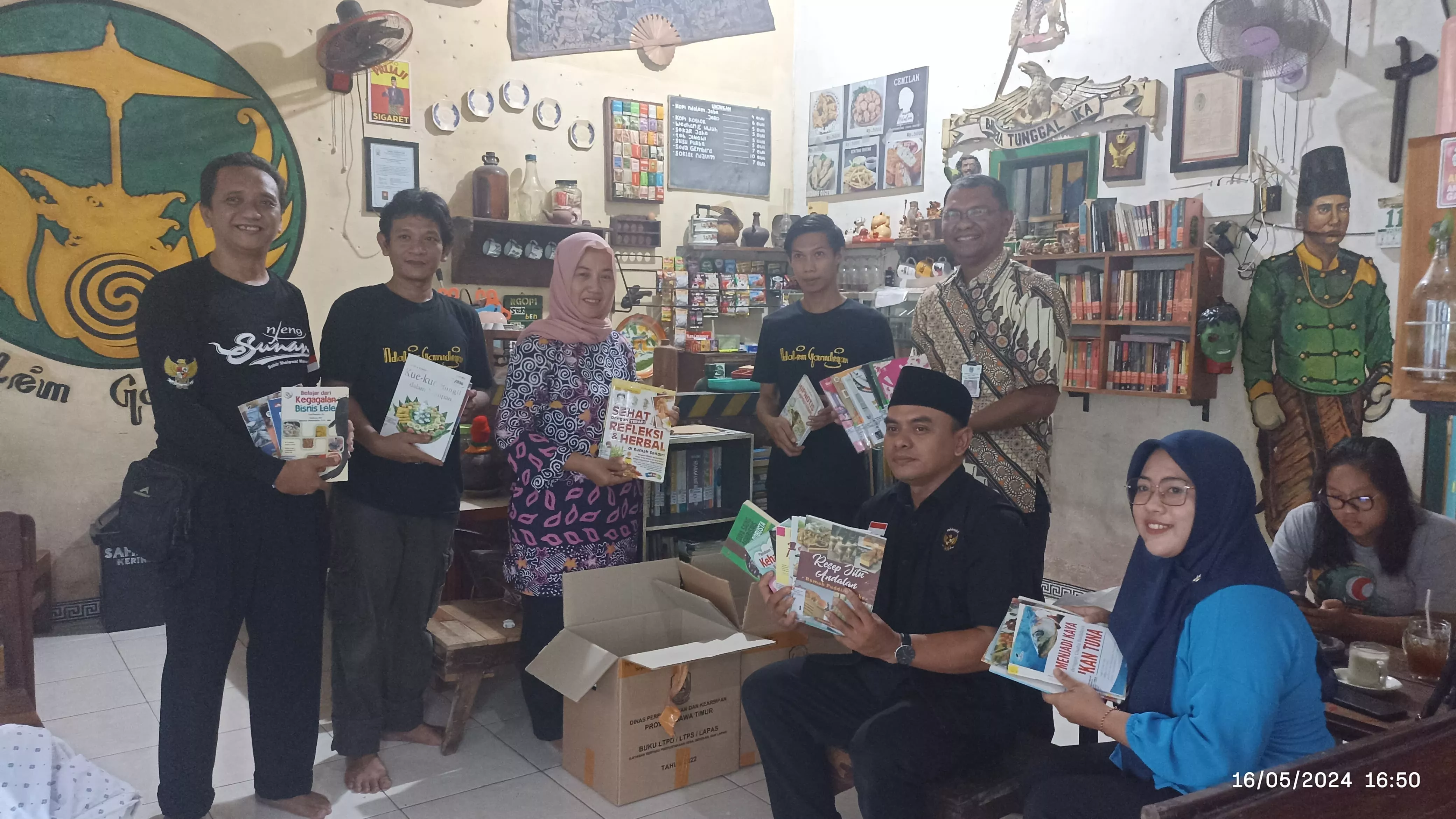 Dorong Minat Baca Warga Bojonegoro, Disperpusip Jatim Bagikan Pinjam Pakai Ratusan Buku dan Bimlit