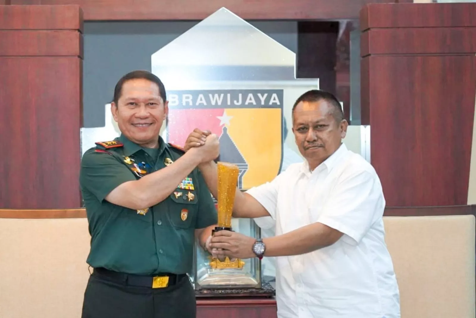 Mayjen TNI Rafael Terima Penghargaan Prapanca Award dari PWI Jatim