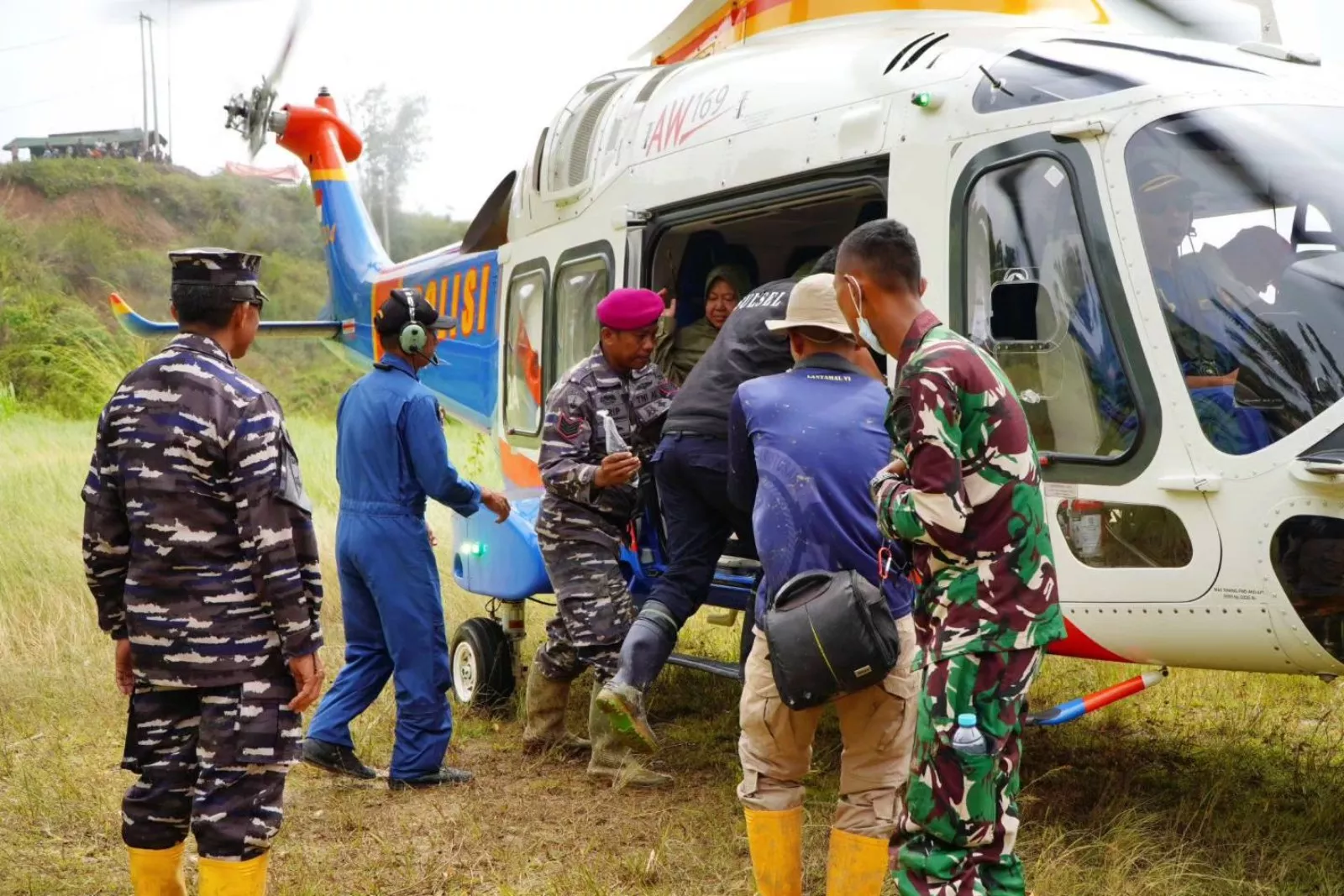 Risma dan Forkopimda Sulsel Tinjau Lokasi Bencana Luwu serta Salurkan Bantuan