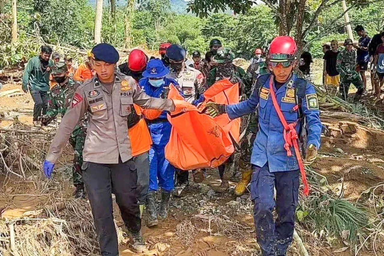 Tim SAR Gabungan TNI Polri Evakuasi Dua Korban Banjir Luwu, Ditemukan Bayi Meninggal