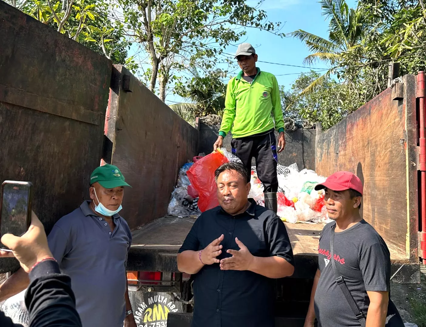 Kunjungan Anggota DPR RI ke TPA Desa Temesi: Apresiasi dan Harapan untuk Program Pengelolaan Sampah