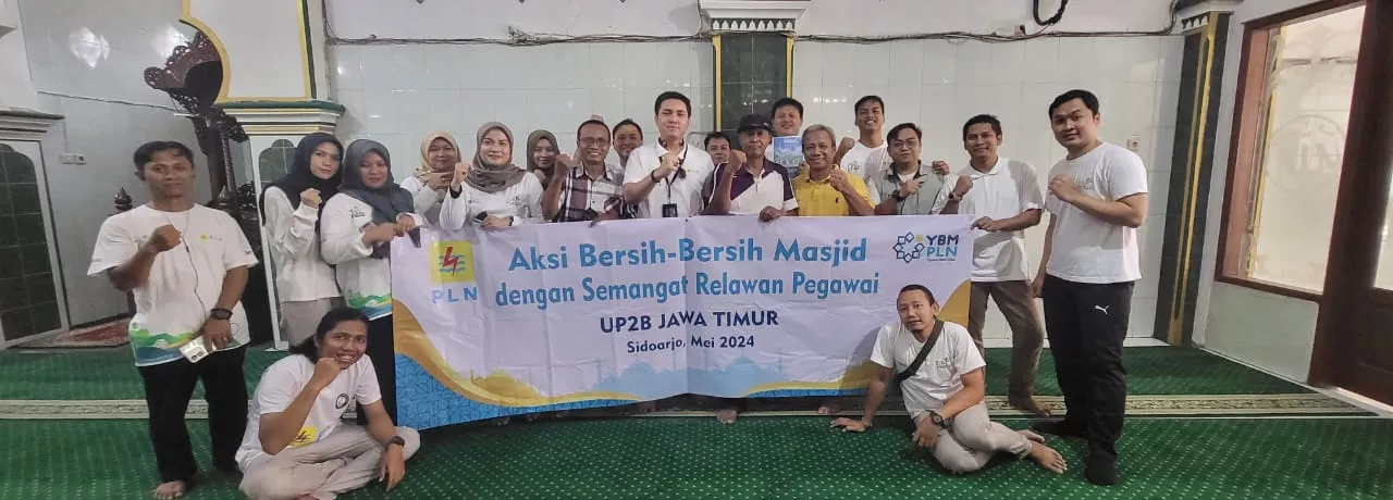 Tingkatkan Kerekatan Terhadap PLN, Pegawai PLN UP2B Jatim Gelar Aksi Bersih Masjid Al Hikmah Sidoarjo