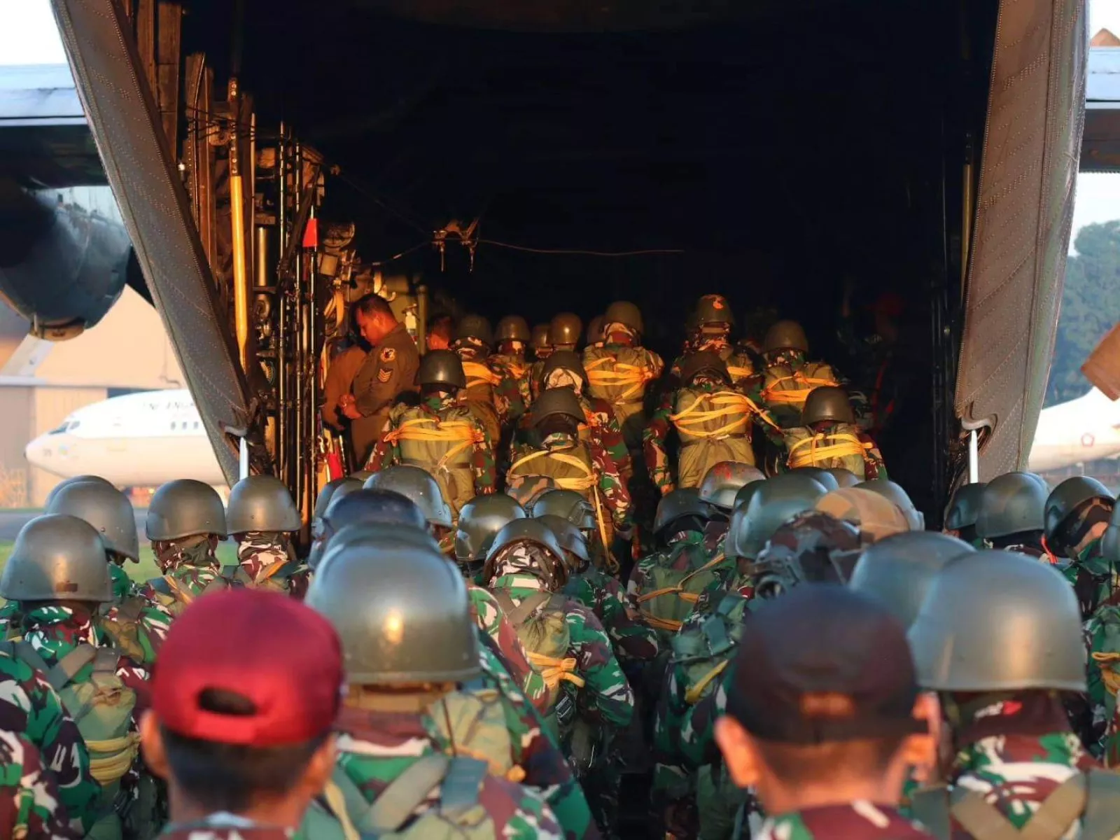 Ratusan Prajurit TNI AD Menghiasi Langit Dawuan dalam Latihan Jungar