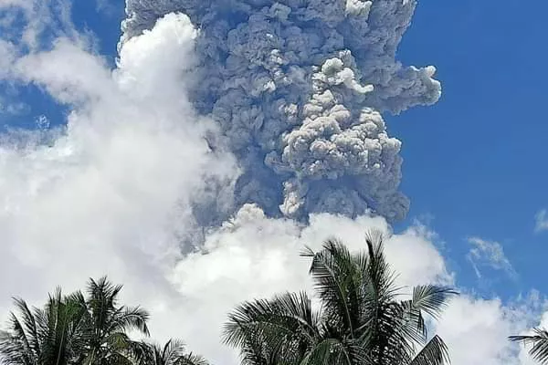 Gunung Ibu Muntahkan Vulkanik Setinggi 7.000 Meter, Guyur Pos PGA dan Pengungsian Warga