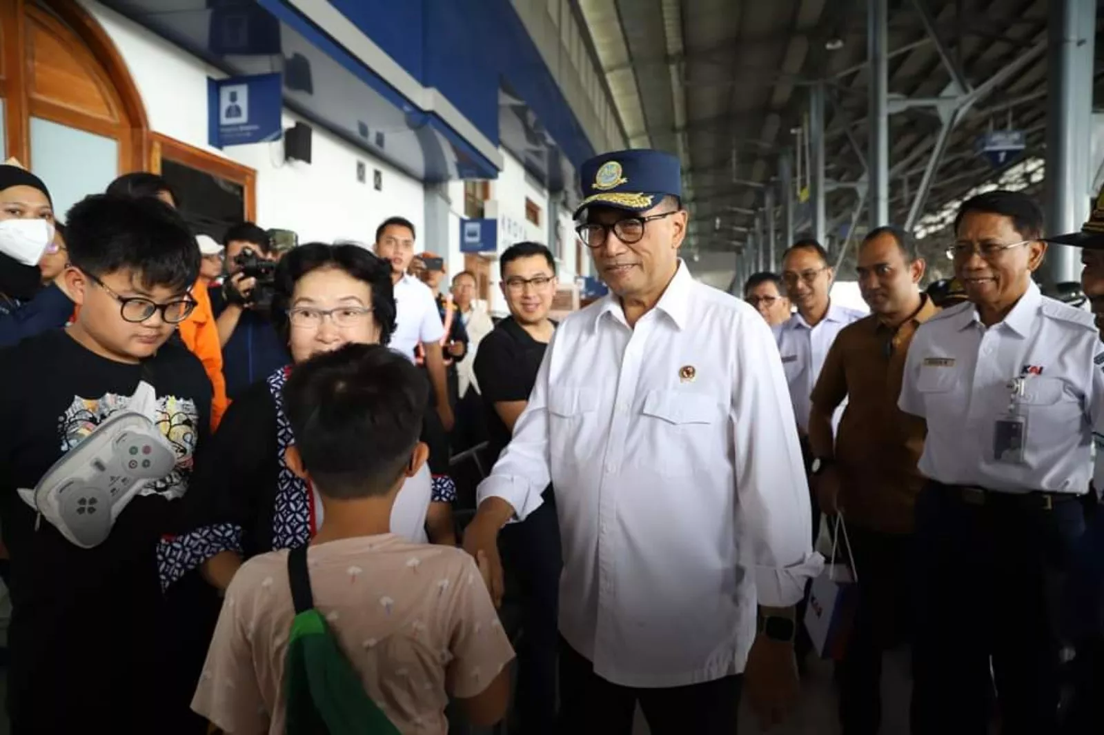 Pantau Kondisi Angkutan Kereta Api di Masa Long Weekend Idul Adha, Menhub Apresiasi Layanan KAI